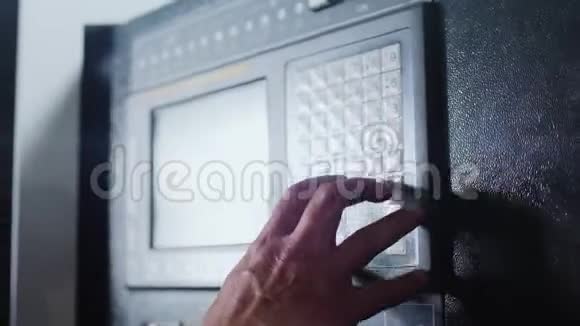 工人在工厂车间的控制面板上按下按钮视频的预览图
