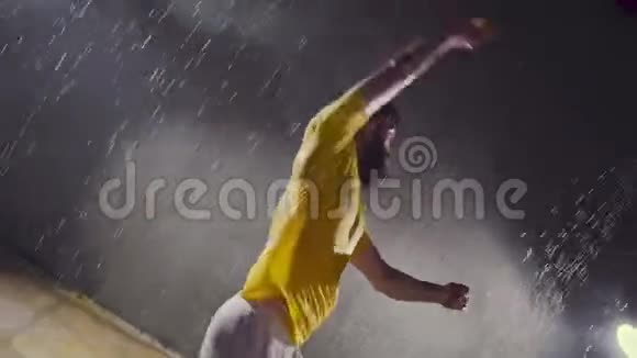 水上舞蹈室的舞者视频的预览图