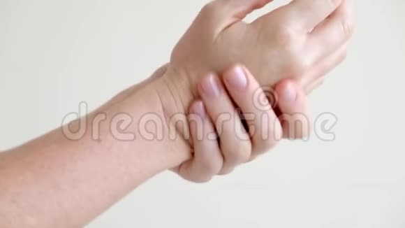 一个年轻女人的手在涂手霜按摩视频的预览图