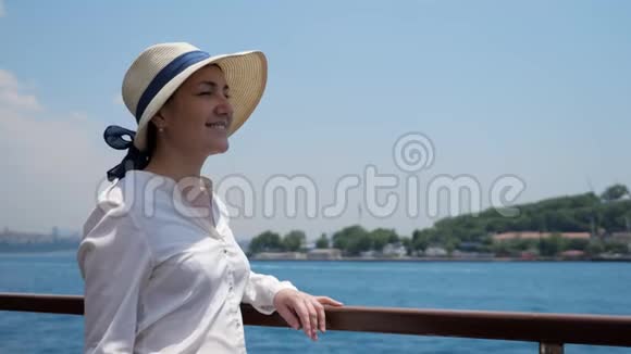 女人喜欢航行在甲板上眺望远方视频的预览图