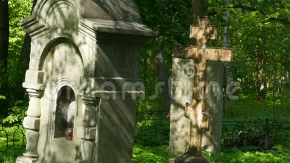 旧墓碑和铁十字架视频的预览图