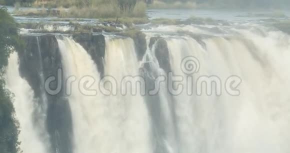 大量的水正从世界上最大的瀑布中倾泻而下视频的预览图