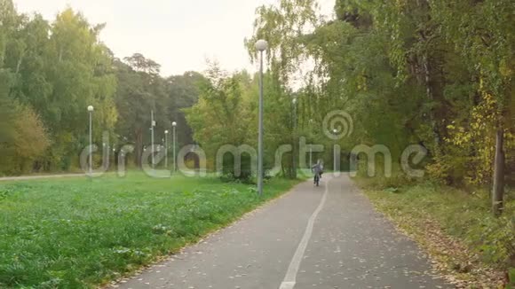 可爱兴奋的少年自行车秋季公园视频的预览图
