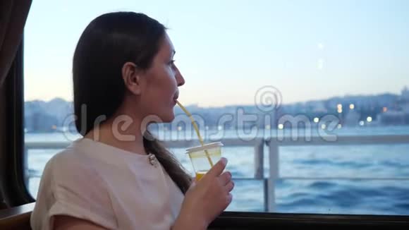 女士饮料饮料和外观远距离享受旅行视频的预览图
