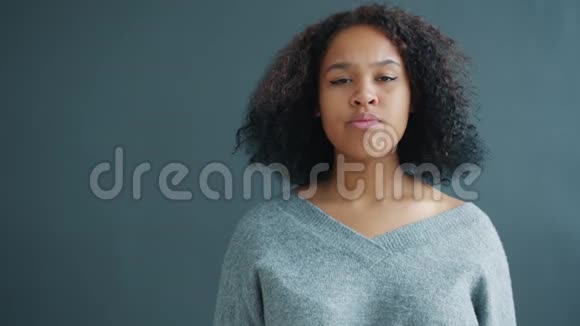疲惫困倦的美国黑人女士在室内打哈欠看镜头的肖像视频的预览图