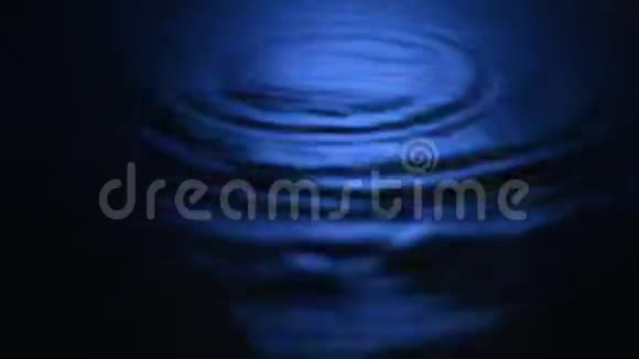 水滴细拍一个水滴落入一身冷水后视频的预览图