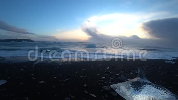 冰岛钻石海滩4k的海浪视频的预览图