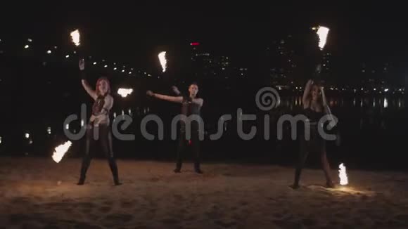 艺术家们在河边用火堆表演舞蹈视频的预览图