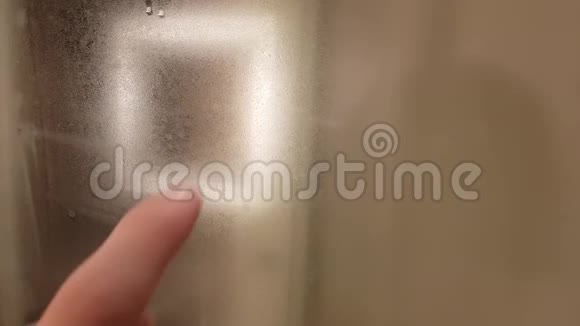 女人在浴室蒸汽的镜子上吸引着心视频的预览图