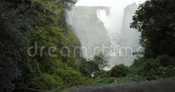 维多利亚瀑布世界上最大的瀑布从附近的丛林中观赏视频的预览图