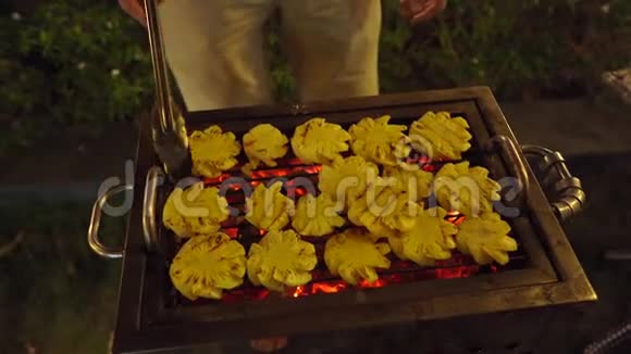 晚上烧烤男人在烤架上煮蔬菜视频的预览图