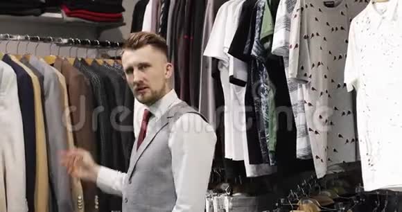 在购物中心穿现代西装的商人的肖像视频的预览图