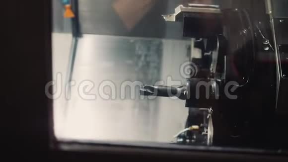 在工厂车间用不同钻头铣削机床视频的预览图