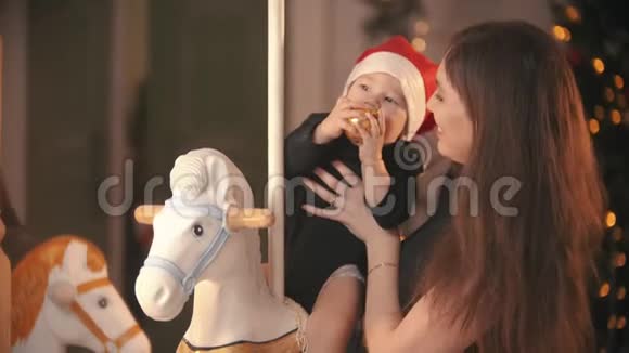 圣诞装饰工作室一位微笑的年轻母亲站在她的婴儿车旁边视频的预览图
