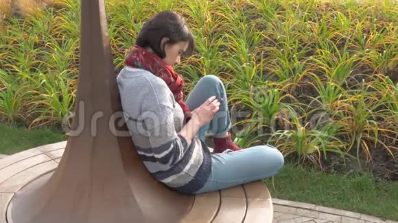 白种人女人坐在圆凳上手里拿着手机咔嚓一声视频的预览图