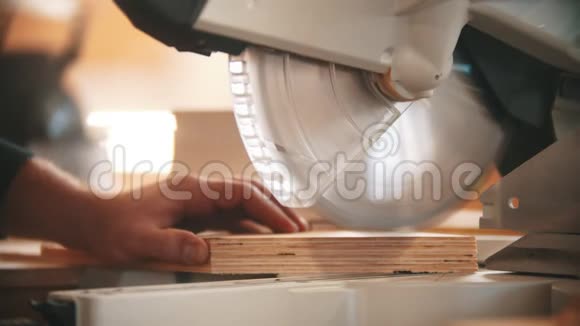 木工行业用大圆锯切割木材视频的预览图