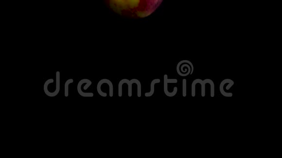 桃子在水中缓慢地落下与阿尔法隔离在黑色背景上近景视频的预览图