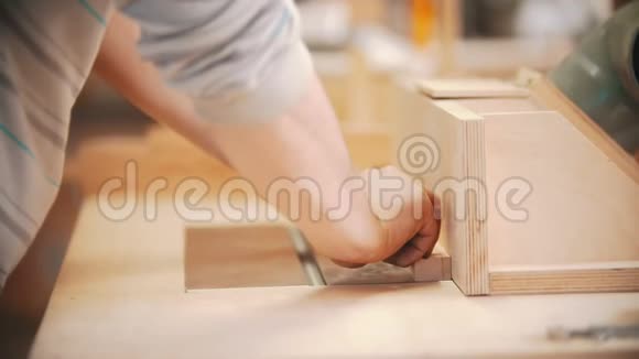 木工工作木工抛光胶合板的手视频的预览图