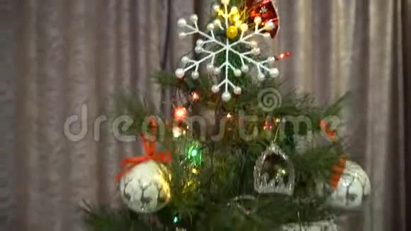从上到下的圣诞树景观视频的预览图