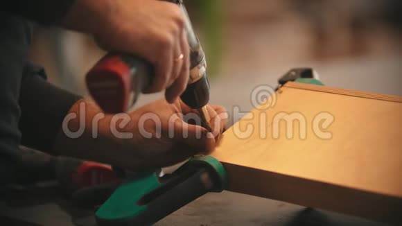 木工行业工人将螺丝钻入胶合板视频的预览图