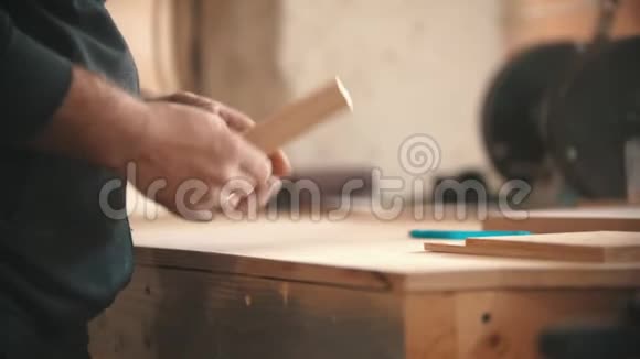 木工工人拿着扁平的木制细节视频的预览图