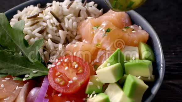 用三文鱼米饭和鳄梨烤碗夏威夷和亚洲美食健康和受欢迎的食物视频的预览图