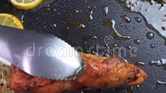 炸鸡排片倒在锅的煎面上慢动作视频的预览图