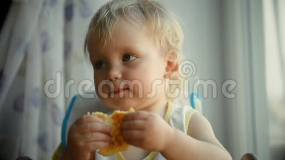 宝宝吃煎饼视频的预览图