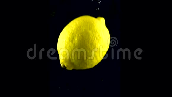 柠檬在水中缓慢运动与阿尔法隔离在黑色背景上近景视频的预览图