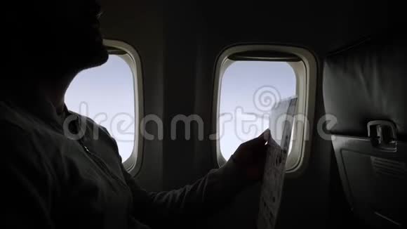 乘客阅读飞机上安全信息建议卡视频的预览图