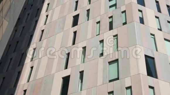 高大办公楼的围墙阳光明媚的商业中心米色墙视频的预览图