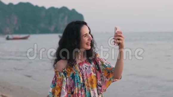 女孩在海边打视频电话视频的预览图