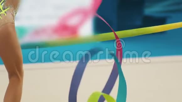 艺术体操比赛中的年轻女子玩彩带视频的预览图