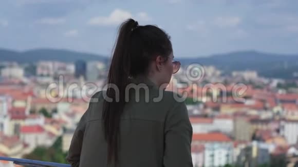 旅行者在布尔诺的观景台上视频的预览图