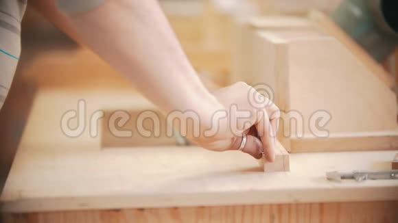 木工工人将胶合板移至其他木制物品的手视频的预览图