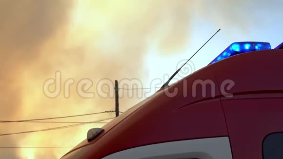 在火灾烟雾背景上有闪烁灯光的消防车视频的预览图