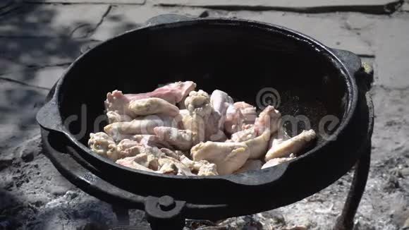 鸡在大锅里煎在明火上煎视频的预览图