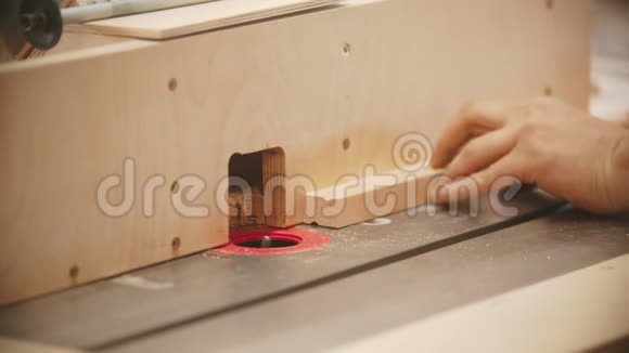 木工工人的手在胶合板上做一个半球形的切口视频的预览图