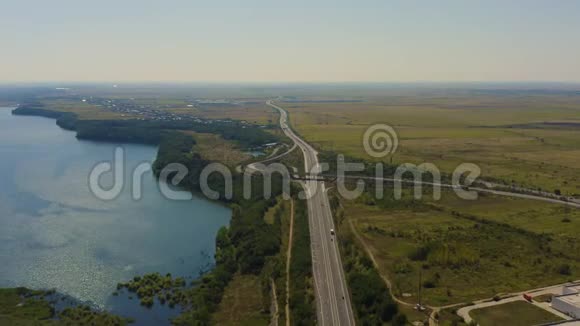 飞越公路和湖泊视频的预览图