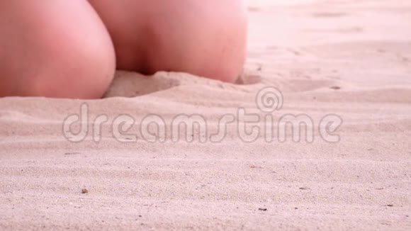 沙滩上的沙子从女人的手视频的预览图