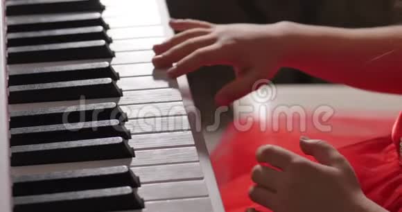 圣诞假期小女孩或儿童专业钢琴家在美丽的白色钢琴上演奏古典音乐视频的预览图