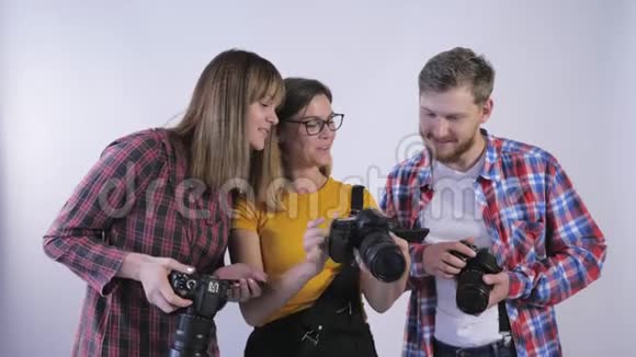 摄影培训年轻的专业人士在摄影工作室学习数码相机的乐趣视频的预览图