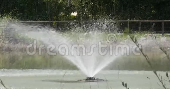 喷泉的水喷泉里溅起了水花抽象形象视频的预览图