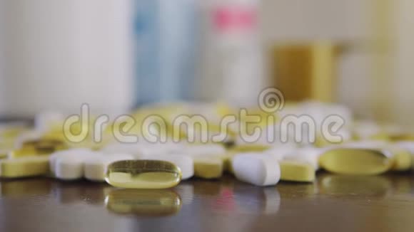 在桌子上用浅田深拍摄的药丸和维生素视频的预览图