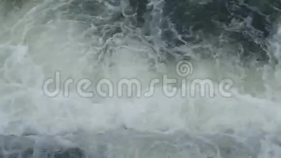 河水穿过大坝一股冒泡的水和野鸭视频的预览图