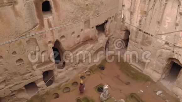 在卡帕多西亚古穆斯勒洞穴修道院独自行走的女人视频的预览图