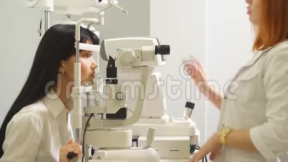 年轻的专业天才医生测量病人的视力视频的预览图