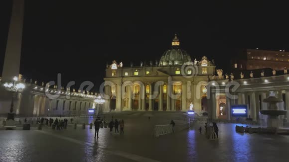 在梵蒂冈城圣彼得教堂正面的圣彼得广场上行走的人们面目全非视频的预览图