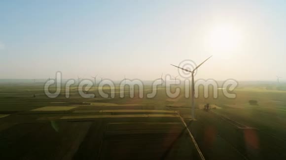 风力发电机的无人机视图视频的预览图