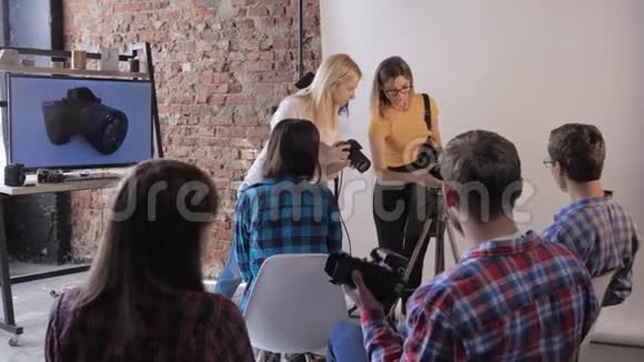 时尚摄影师在专业摄影棚的摄影课上用数码相机告诉人们相机设备视频的预览图